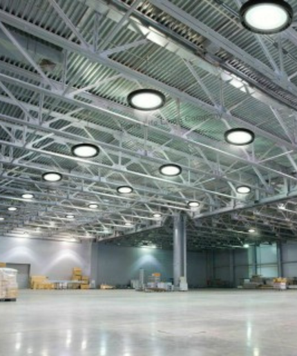 Lámpara Tipo UFO HIGH BAY 300W Energizada